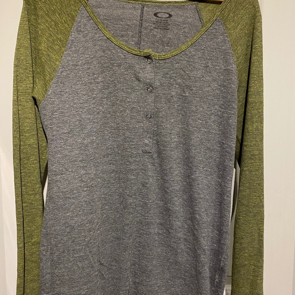 Women’s Oakley long sleeve shirt